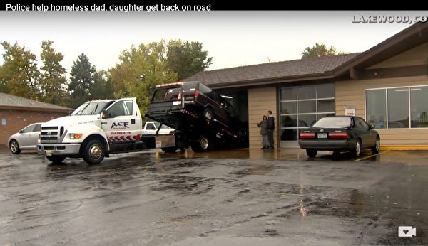 史维克哈德的汽车被拖进修车行，拖车公司和修车公司被警官布特勒的话语感动，免费为史维克哈德提供服务。（视频截图）
