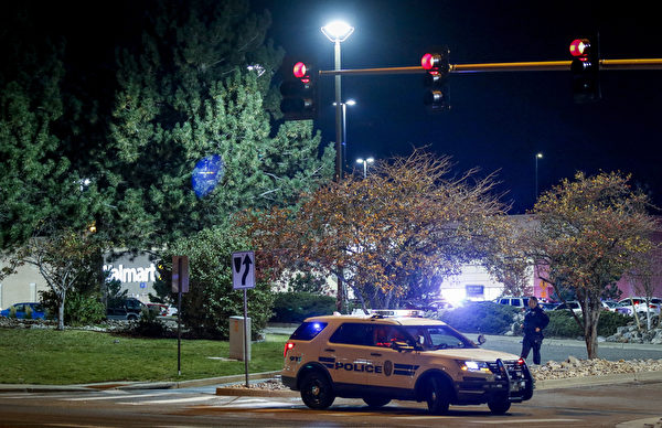 美国科罗拉多丹佛郊区松顿镇(THORNTON)的一家沃尔玛超巿11月1日晚上发生枪击案，至少造成2人死亡，1人受伤。图为案发的沃尔玛超市外。(Marc Piscotty/Getty Images)